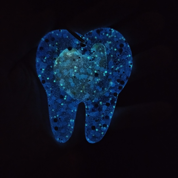 Hamdmade Glow in the dark tooth keychain - Picture 4 of 14
